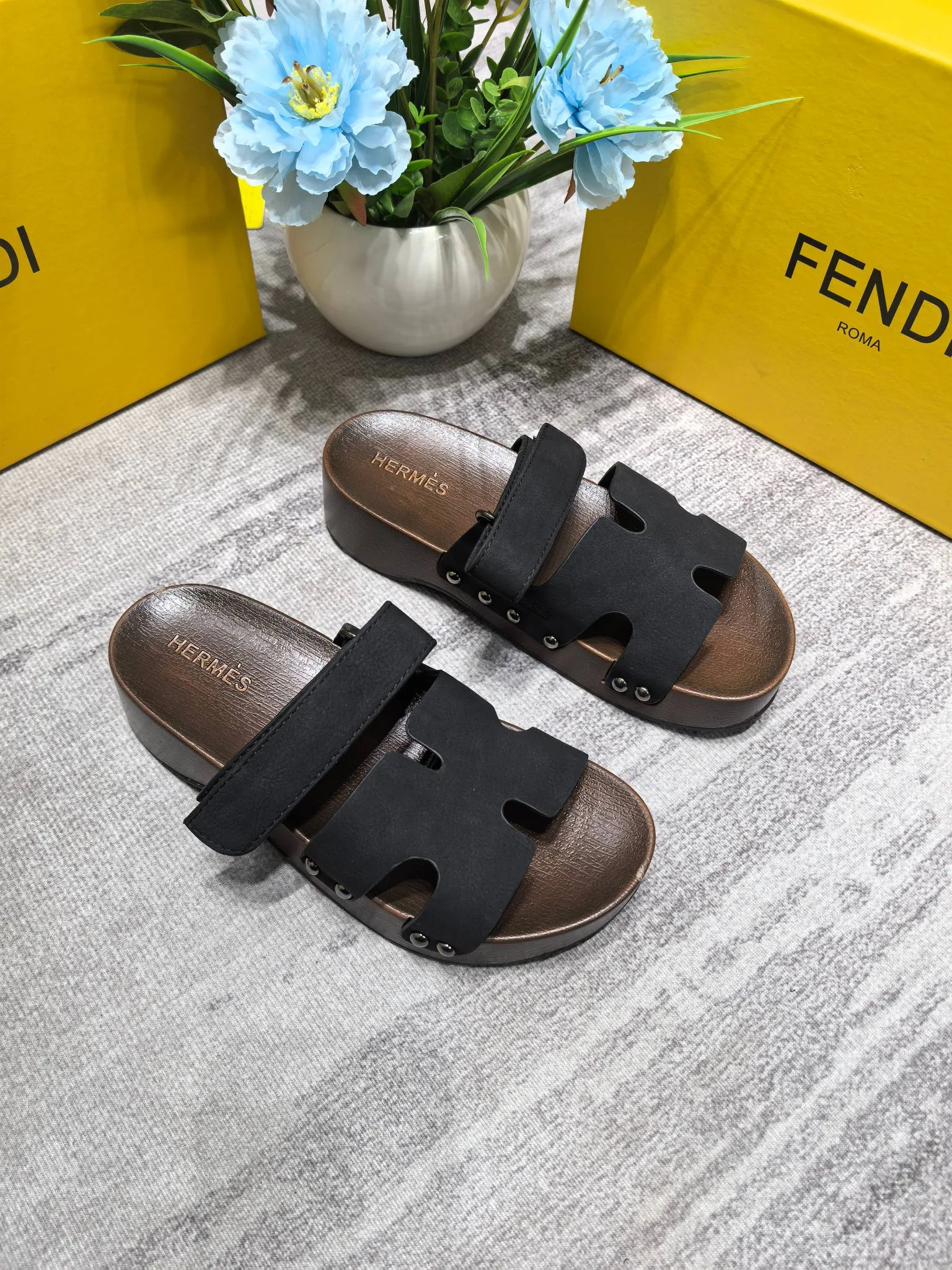 👟👟Ex-factory price 480👟👟Hermes second uncle clog slippers, original development + British retro design, classic and durable! The ultimate 1:1 body shape, imported high-end fabrics showing exquisite texture! Customized A-grade wood sole with mold opening and luxurious packaging! - Unique quality, 35-40 41 42 customized, non-refundable and non-exchangeable